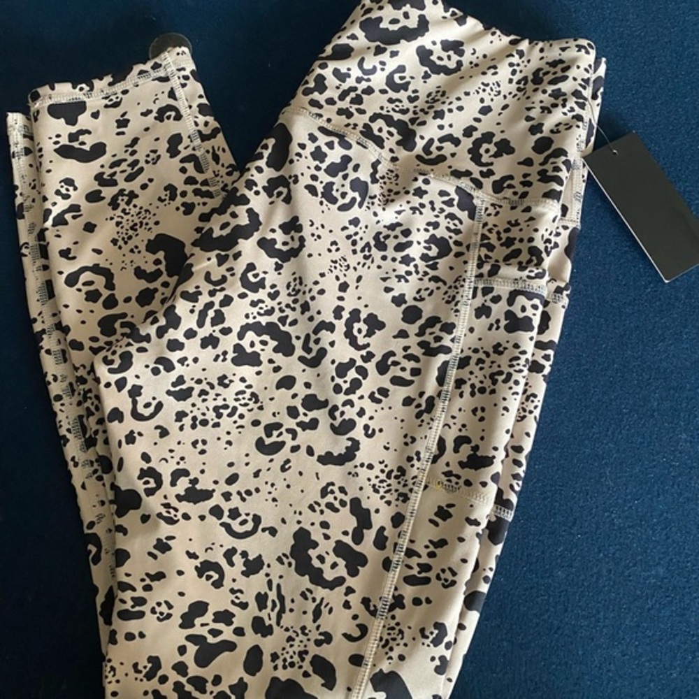 LEG•END printed 7/8 pocket legging! Animal print with light topstitching 🖤